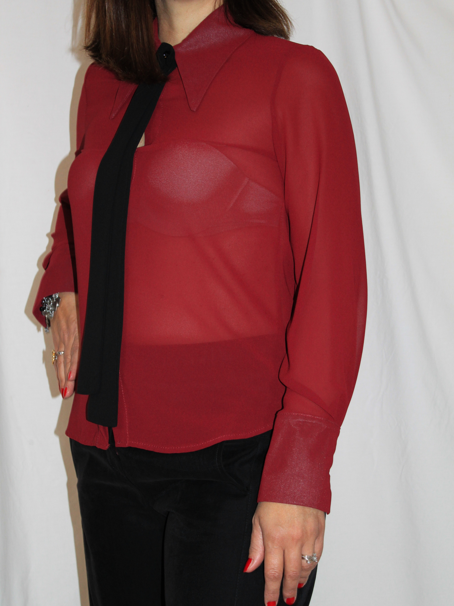 Camicia donna con necktie – elegante e versatile