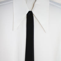 Camicia donna con necktie – elegante e versatile