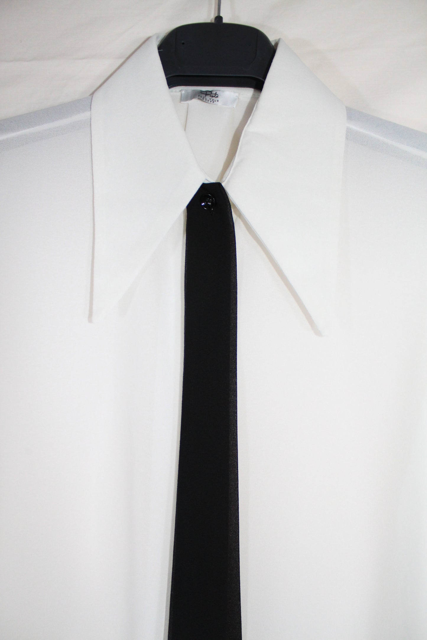 Camicia donna con necktie – elegante e versatile