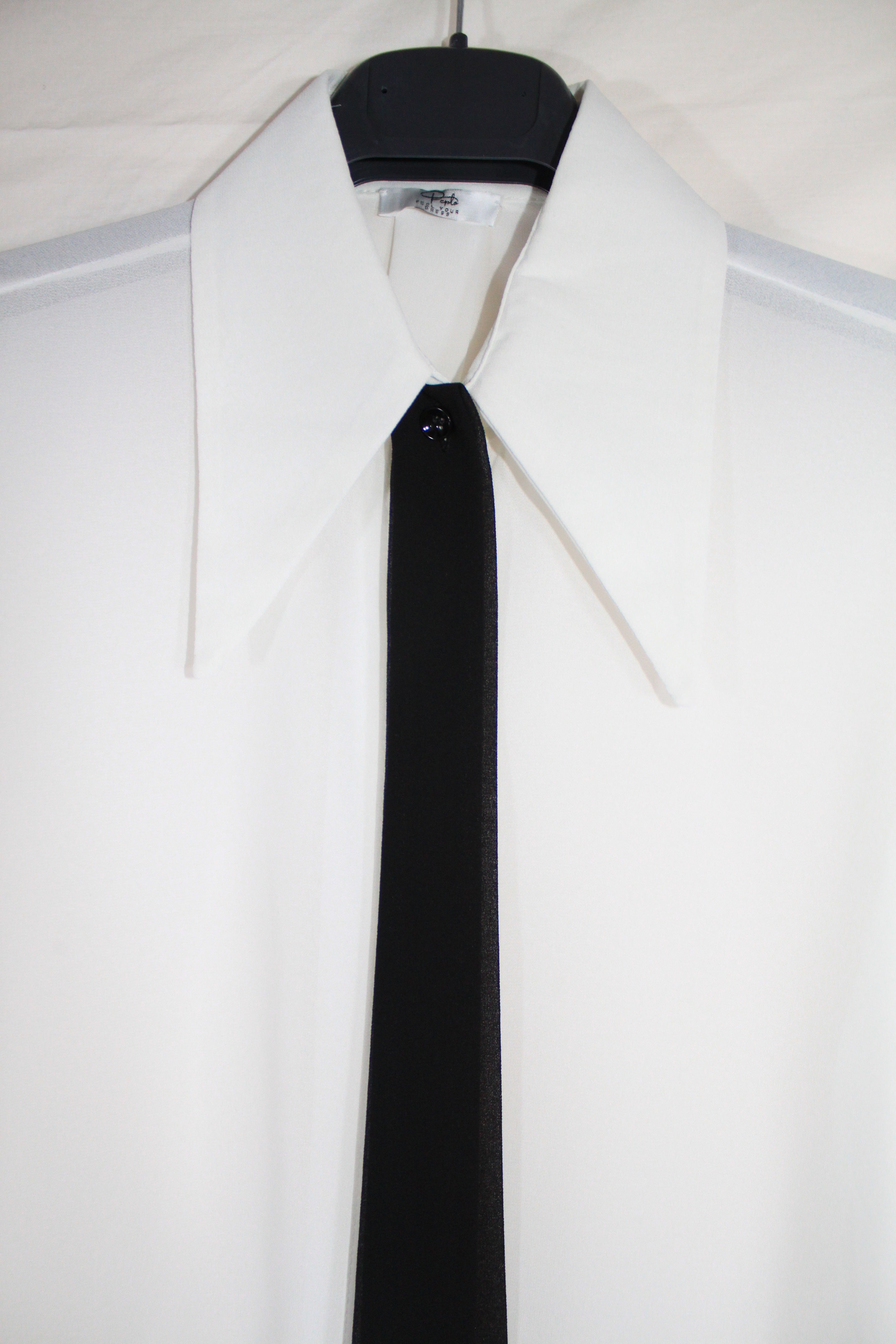 Camicia donna con necktie – elegante e versatile