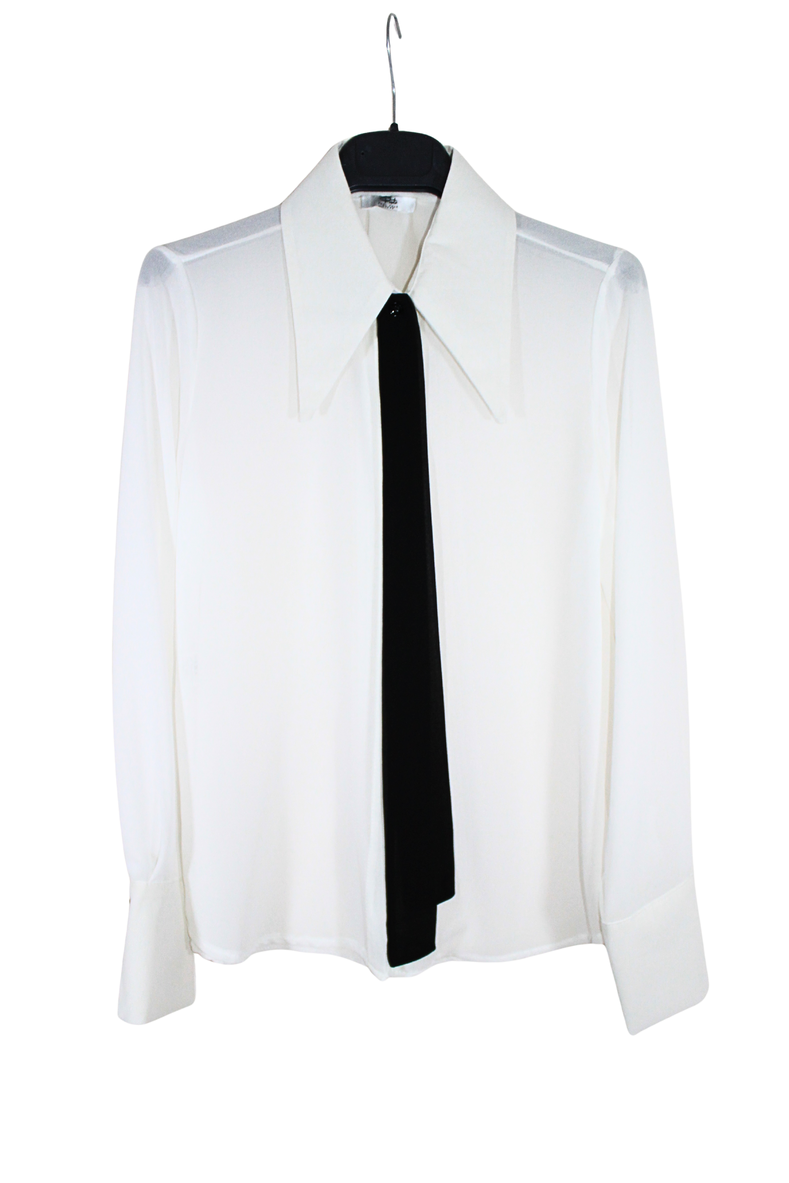 Camicia donna con necktie – elegante e versatile