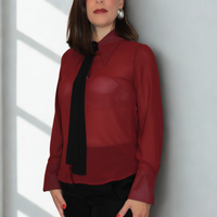 Camicia donna con necktie – elegante e versatile