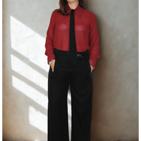 Camicia donna con necktie – elegante e versatile