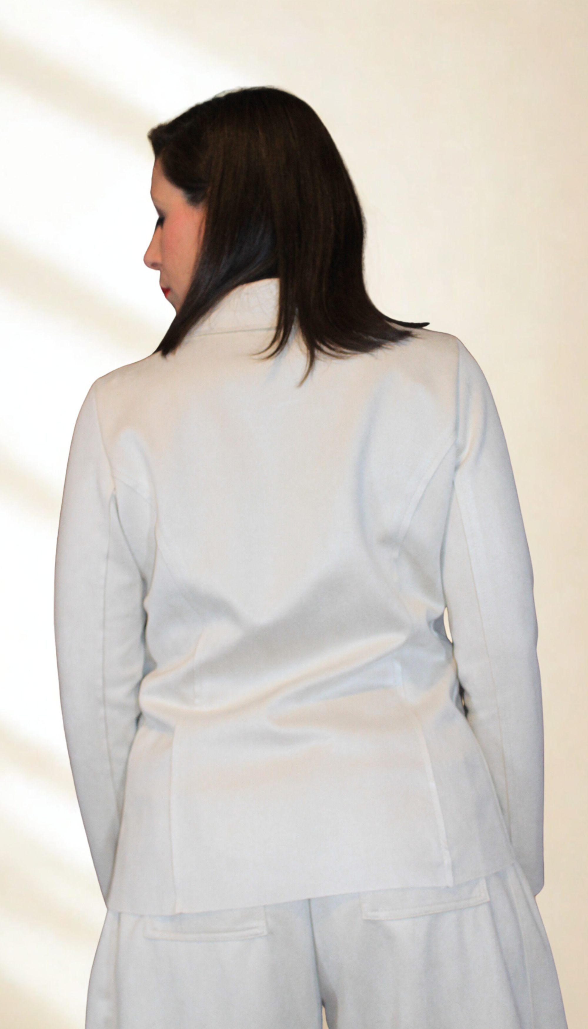 Giacca donna con bottoni gioiello – elegante e chic – Peplo
