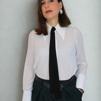 Camicia donna con necktie – elegante e versatile
