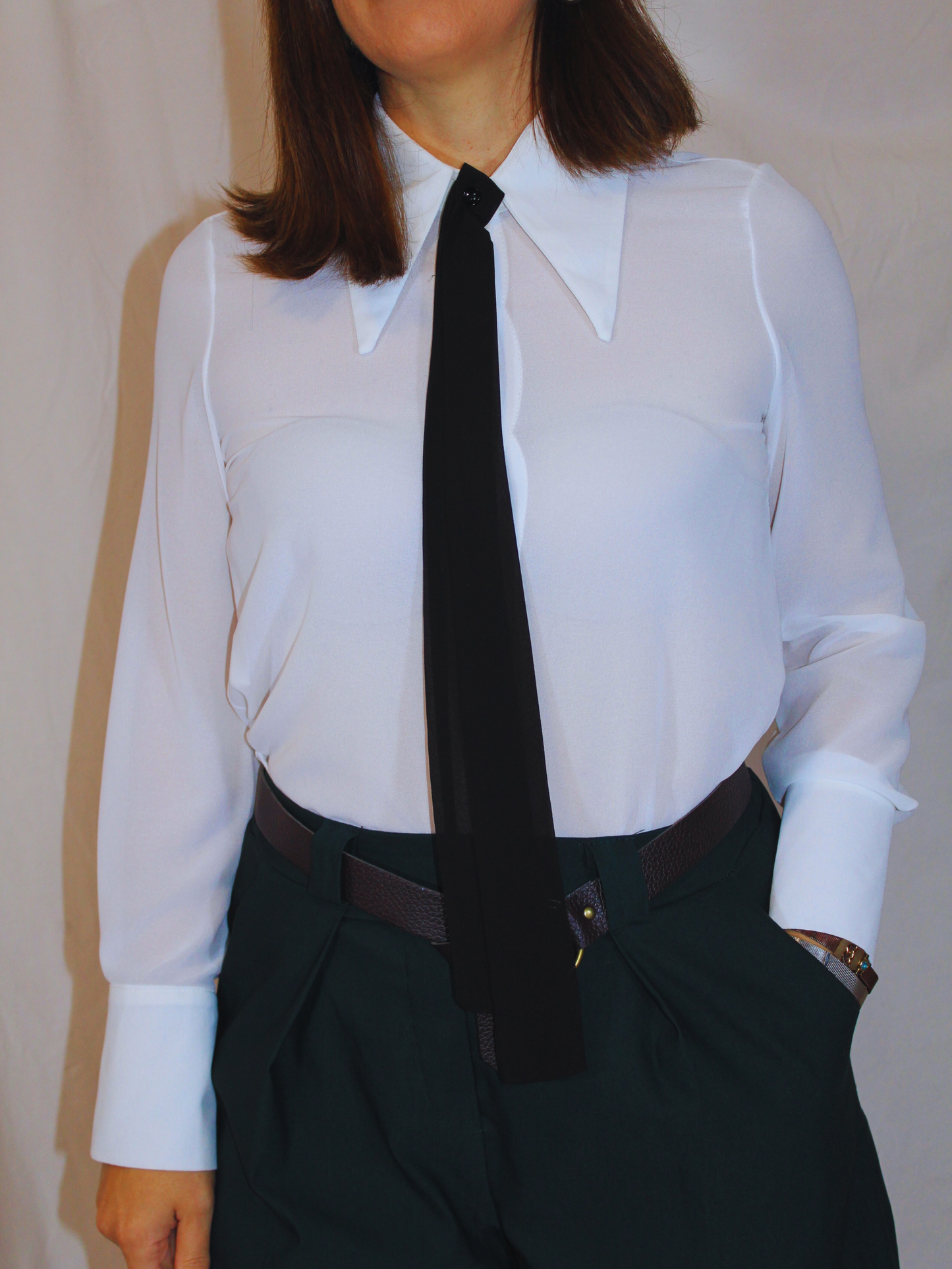 Camicia donna con necktie – elegante e versatile