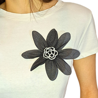 T-shirt inserto fiore